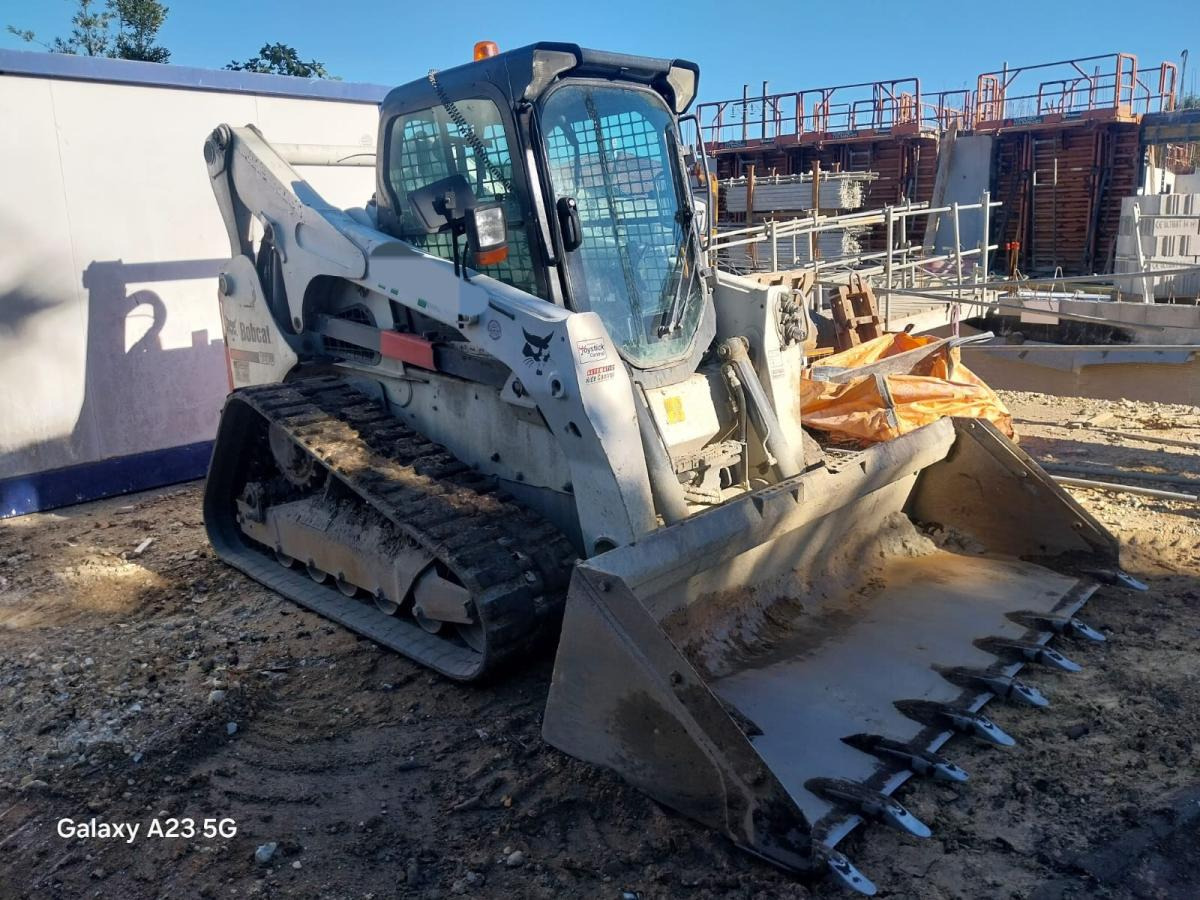 BOBCAT T870 T870 - اللودر المجنزر صغير: صورة 1 BOBCAT T870 T870 - اللودر المجنزر صغير: صورة 1