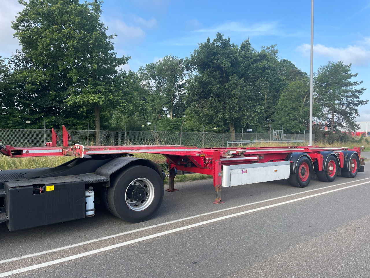 Renders ROC 16.27 CC X steering / Disc brakes /Lifring axle 20-30-40-45 FT HC - نصف مقطورة لنقل الحاويات: صورة 1 Renders ROC 16.27 CC X steering / Disc brakes /Lifring axle 20-30-40-45 FT HC - نصف مقطورة لنقل الحاويات: صورة 1