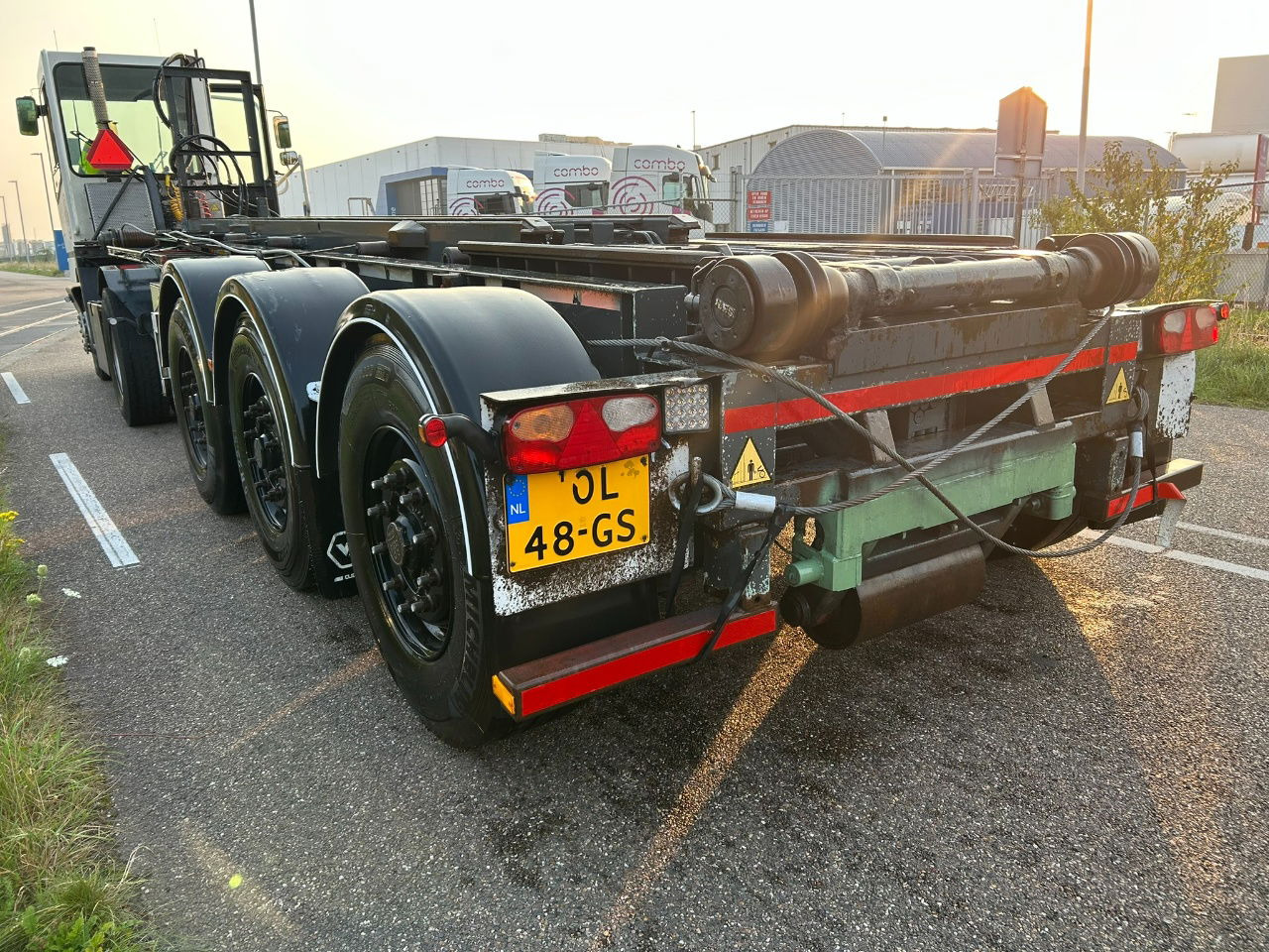 Van Hool Cable system 90 tipping / disc brakes bpw / lifting axle / remote control - نصف مقطورة لنقل الحاويات: صورة 3 Van Hool Cable system 90 tipping / disc brakes bpw / lifting axle / remote control - نصف مقطورة لنقل الحاويات: صورة 3