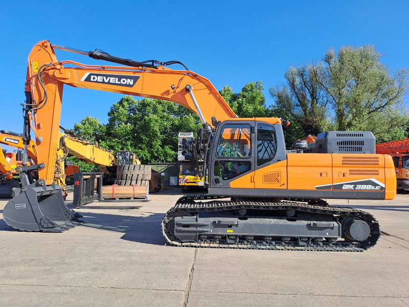 Develon DX 300 LC-7LC-7M (4 Pieces available) - حفار زحاف: صورة 1 Develon DX 300 LC-7LC-7M (4 Pieces available) - حفار زحاف: صورة 1