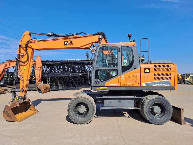Doosan DX140W-5 - حفارة دولاب: صورة 1 Doosan DX140W-5 - حفارة دولاب: صورة 1
