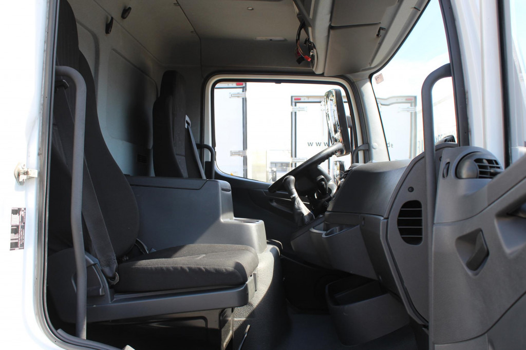 Mercedes-Benz Atego 1221 E6 Koffer Klima LDW Schalter LBW - شاحنة: صورة 4 Mercedes-Benz Atego 1221 E6 Koffer Klima LDW Schalter LBW - شاحنة: صورة 4