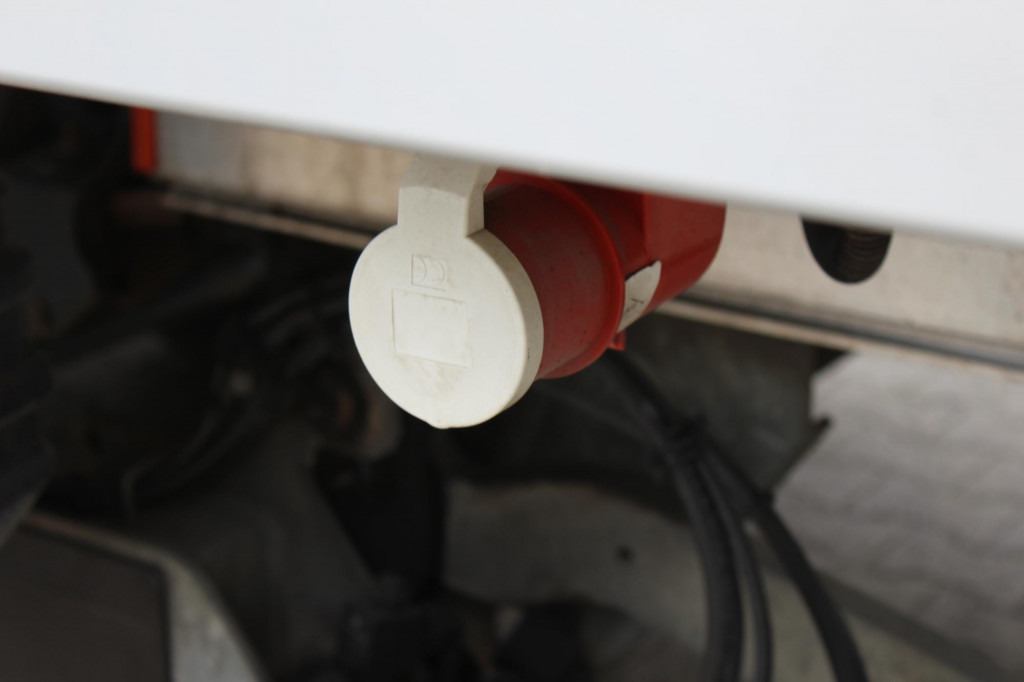 Renault D 12 Carrier Supra 550 Strom Tür LBW FRC 2027 - شاحنة الفريزر: صورة 4 Renault D 12 Carrier Supra 550 Strom Tür LBW FRC 2027 - شاحنة الفريزر: صورة 4