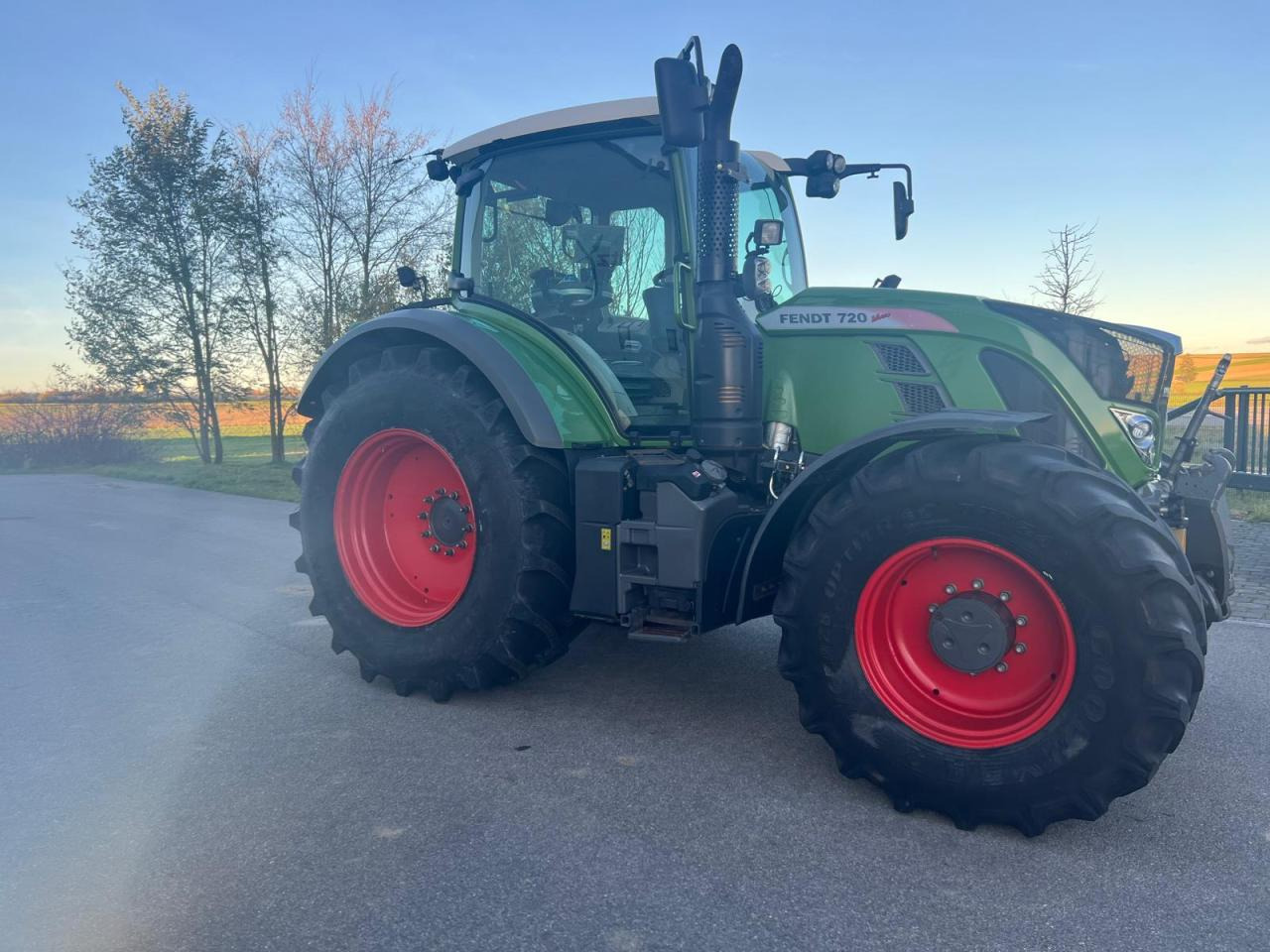 Fendt Vario 720 Profi Plus S4, FZW, FKH, GPS, 4800 Bh, neue Hinterreifen, FINANZIERUNG MÖGLICH - جرار: صورة 4 Fendt Vario 720 Profi Plus S4, FZW, FKH, GPS, 4800 Bh, neue Hinterreifen, FINANZIERUNG MÖGLICH - جرار: صورة 4