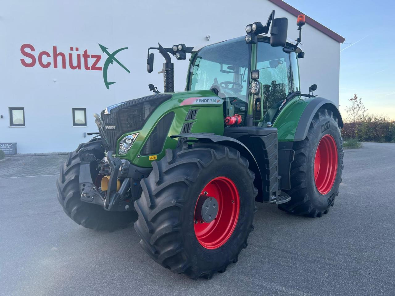 Fendt Vario 720 Profi Plus S4, FZW, FKH, GPS, 4800 Bh, neue Hinterreifen, FINANZIERUNG MÖGLICH - جرار: صورة 1 Fendt Vario 720 Profi Plus S4, FZW, FKH, GPS, 4800 Bh, neue Hinterreifen, FINANZIERUNG MÖGLICH - جرار: صورة 1