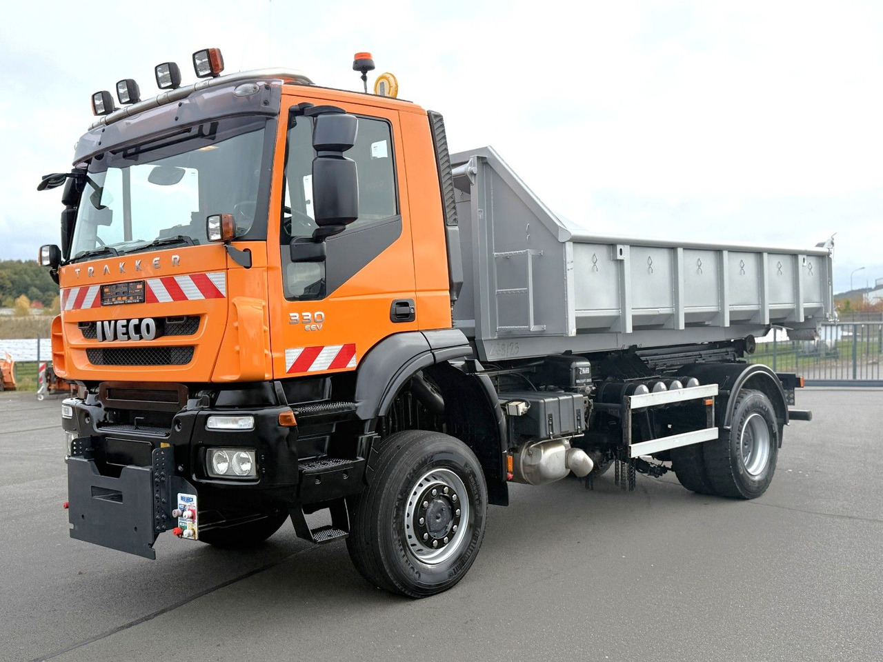 Iveco Trakker 330 EEV Winterdienst Abroll - شاحنة ذات خطاف: صورة 1 Iveco Trakker 330 EEV Winterdienst Abroll - شاحنة ذات خطاف: صورة 1