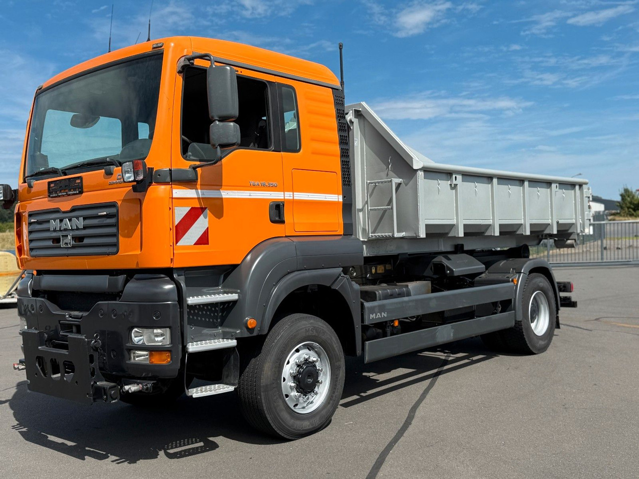 MAN TGA 18.350 4x4 Meiler Abroller RK 14.45 Winterd. - شاحنة ذات خطاف: صورة 1 MAN TGA 18.350 4x4 Meiler Abroller RK 14.45 Winterd. - شاحنة ذات خطاف: صورة 1