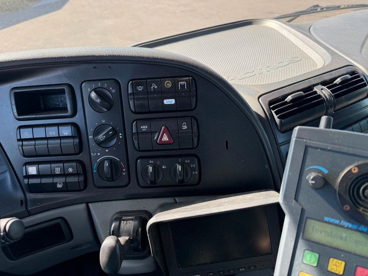 Mercedes-Benz Actros 3341 6x6 Kipperfahrgestell mit Zylinder - شاحنة هيكل كابينة: صورة 4 Mercedes-Benz Actros 3341 6x6 Kipperfahrgestell mit Zylinder - شاحنة هيكل كابينة: صورة 4