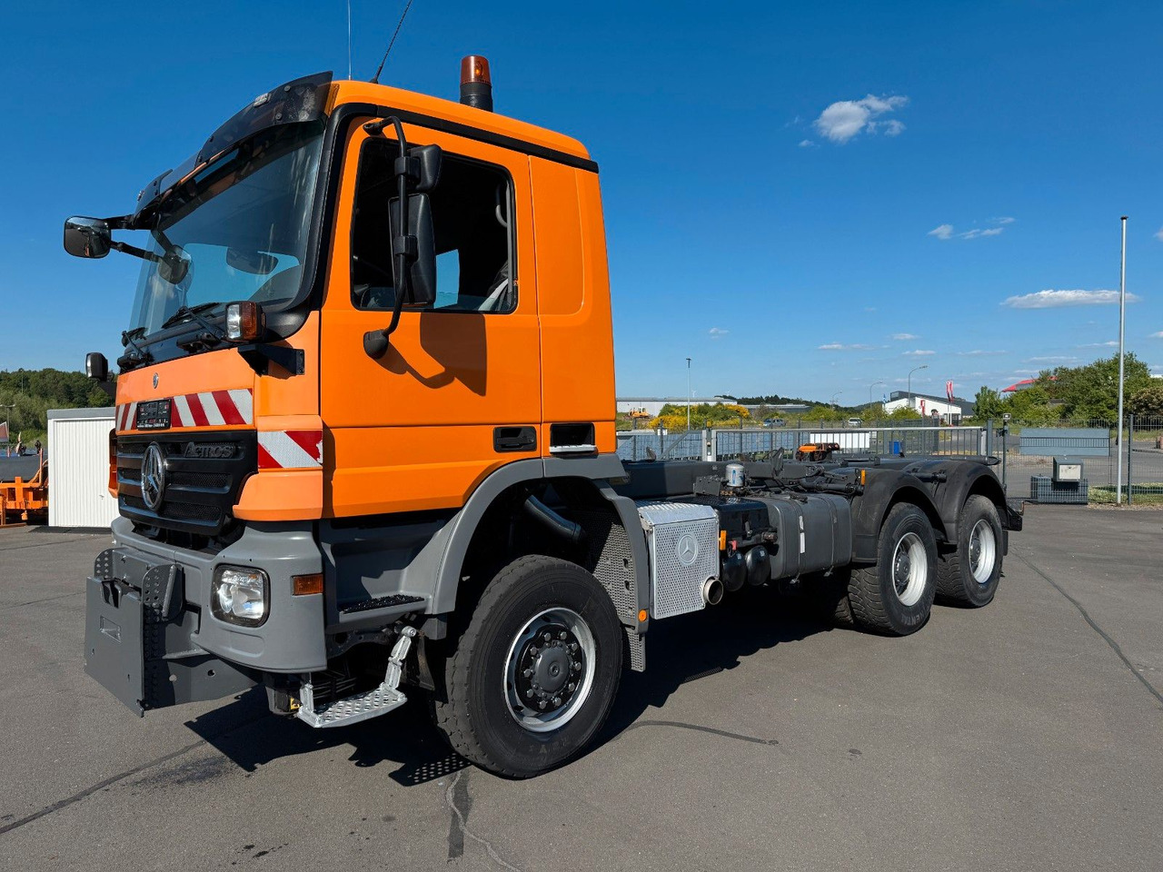 Mercedes-Benz Actros 3341 6x6 Kipperfahrgestell mit Zylinder - شاحنة هيكل كابينة: صورة 1 Mercedes-Benz Actros 3341 6x6 Kipperfahrgestell mit Zylinder - شاحنة هيكل كابينة: صورة 1