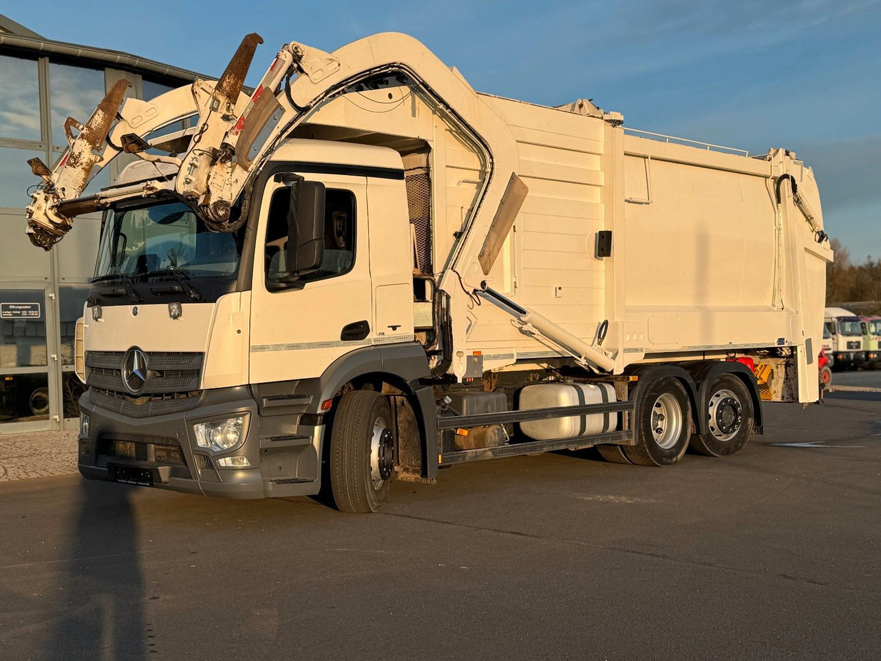 Mercedes-Benz Antos 2533 6x2 Heil Frontlader Waage Funk Mercedes-Benz Antos 2533 6x2 Heil Frontlader Waage Funk - شاحنة قلاب: صورة 1 Mercedes-Benz Antos 2533 6x2 Heil Frontlader Waage Funk Mercedes-Benz Antos 2533 6x2 Heil Frontlader Waage Funk - شاحنة قلاب: صورة 1
