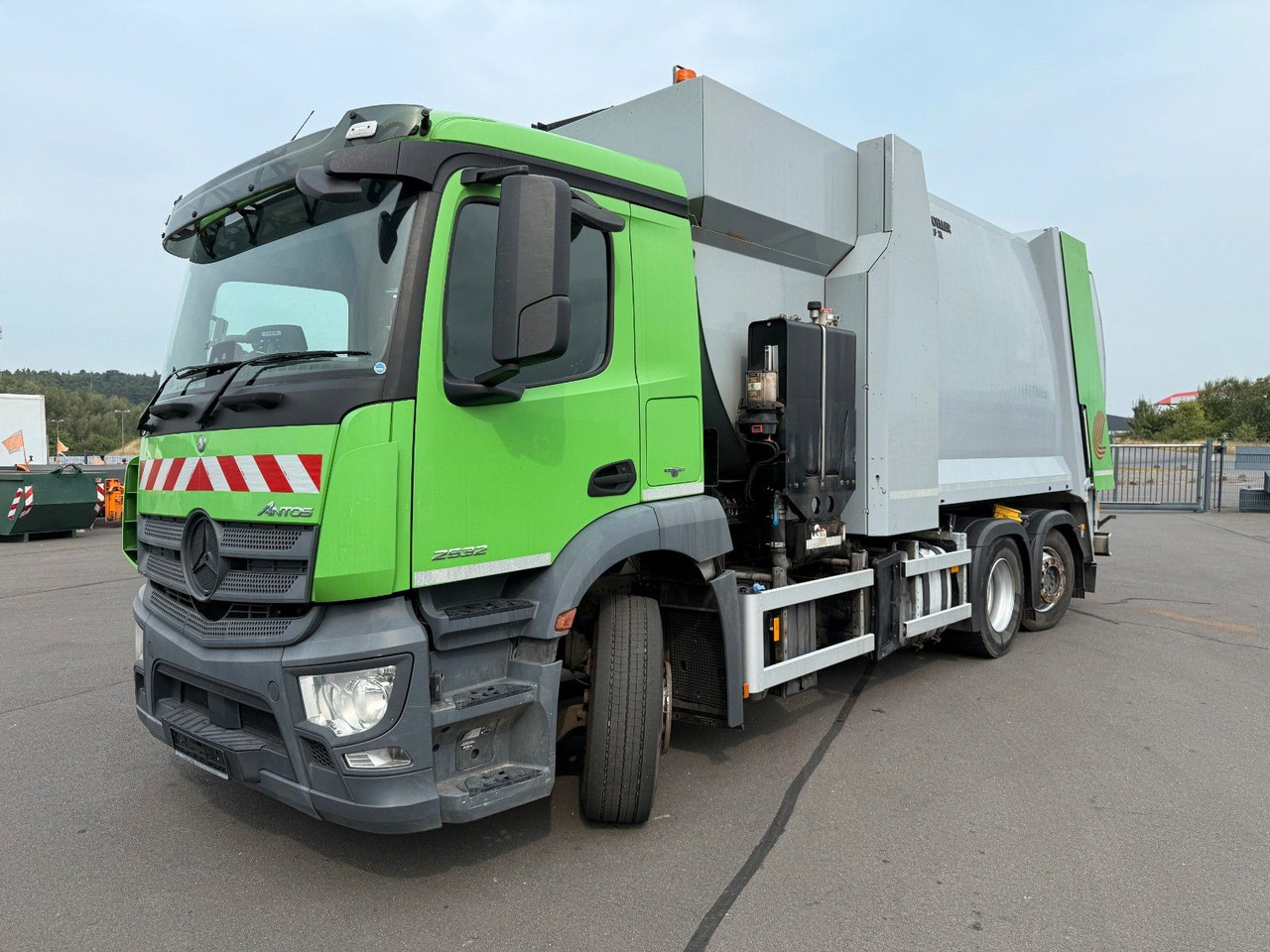 Mercedes-Benz Antos 2533 Seitenlader Zoeller SLF XL - شاحنة النفايات: صورة 1 Mercedes-Benz Antos 2533 Seitenlader Zoeller SLF XL - شاحنة النفايات: صورة 1