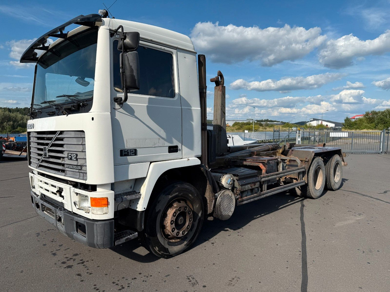 Volvo 380 F 12 Intercooler - Blattfederung- Schaltgetr - شاحنة هيكل كابينة: صورة 1 Volvo 380 F 12 Intercooler - Blattfederung- Schaltgetr - شاحنة هيكل كابينة: صورة 1