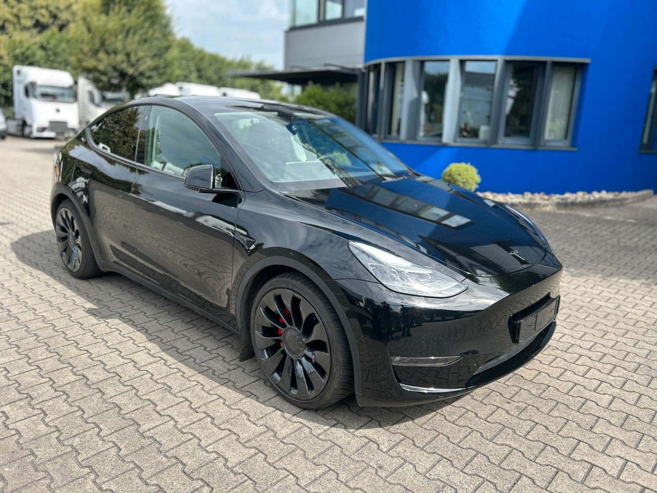Tesla Model Y Performance Dual AWD - سيدان: صورة 3 Tesla Model Y Performance Dual AWD - سيدان: صورة 3