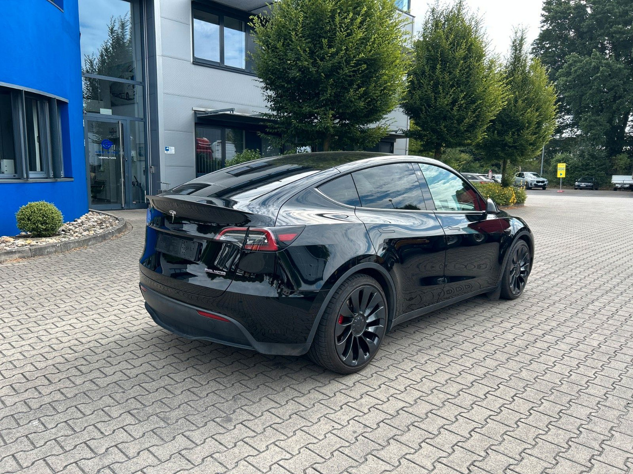 Tesla Model Y Performance Dual AWD - سيدان: صورة 5 Tesla Model Y Performance Dual AWD - سيدان: صورة 5