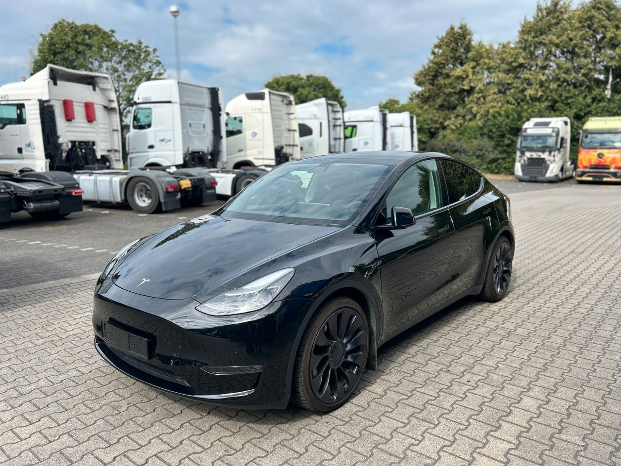 Tesla Model Y Performance Dual AWD - سيدان: صورة 1 Tesla Model Y Performance Dual AWD - سيدان: صورة 1