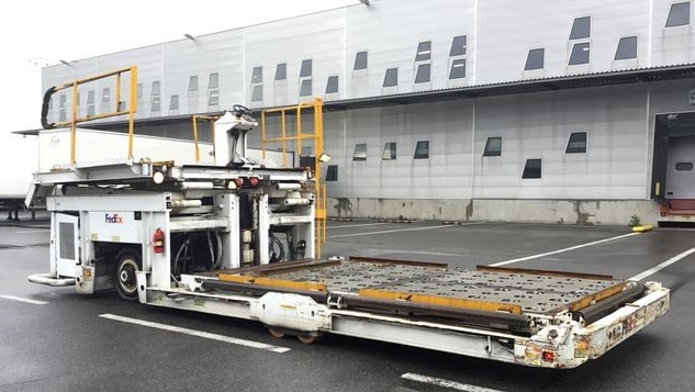 Lower Deck Loader FMC Commander 15 Wide - محملات الحاويات والمنصات النقالة: صورة 3 Lower Deck Loader FMC Commander 15 Wide - محملات الحاويات والمنصات النقالة: صورة 3