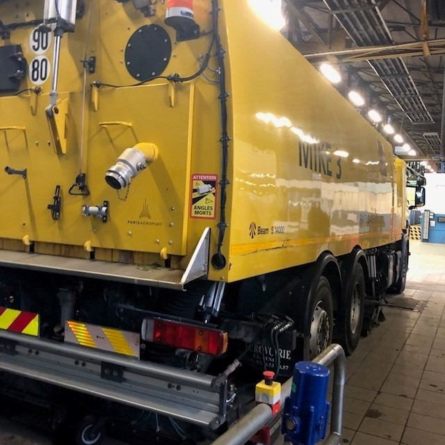 Runway Sweeper Johnston-Beam Scania P400 Model Beam S14000 - سياره كنس شوارع: صورة 2 Runway Sweeper Johnston-Beam Scania P400 Model Beam S14000 - سياره كنس شوارع: صورة 2