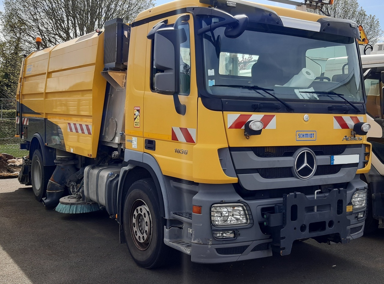 Runway Sweeper Schmidt AS990 - سياره كنس شوارع: صورة 1 Runway Sweeper Schmidt AS990 - سياره كنس شوارع: صورة 1