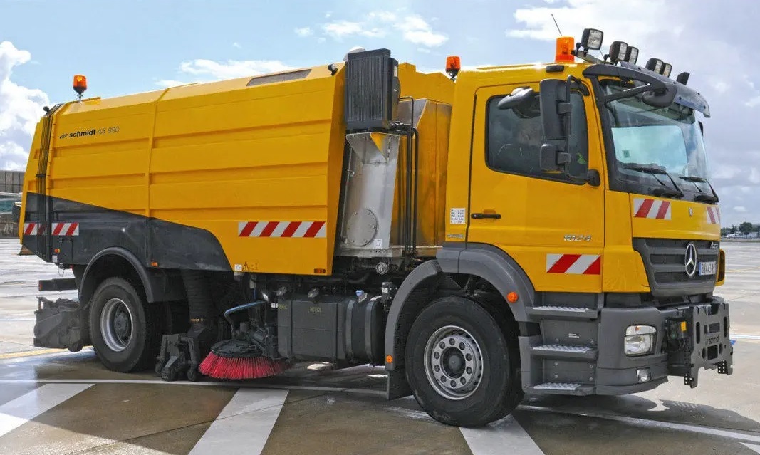 Runway Sweeper Schmidt AS990 - سياره كنس شوارع: صورة 3 Runway Sweeper Schmidt AS990 - سياره كنس شوارع: صورة 3