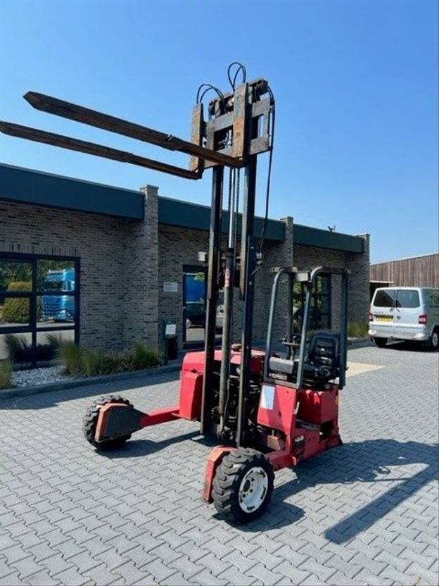 Moffett M2003 - رافعة شوكية مثبتة على شاحنة: صورة 1 Moffett M2003 - رافعة شوكية مثبتة على شاحنة: صورة 1