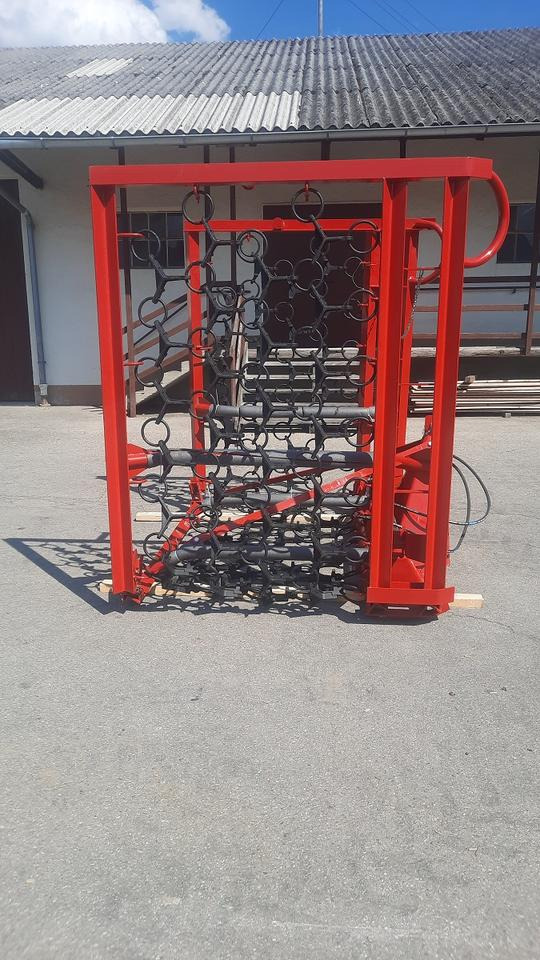 Wiesenegge 6 - 8m Wiesenstriegel Wiesenschleppe Traktor John deer - مسلفة سلسلية: صورة 5 Wiesenegge 6 - 8m Wiesenstriegel Wiesenschleppe Traktor John deer - مسلفة سلسلية: صورة 5