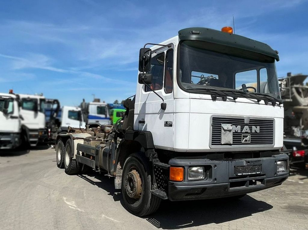 MAN F2000 27.342 6x4 Abrollkipper mit Kran - شاحنة كرين: صورة 2 MAN F2000 27.342 6x4 Abrollkipper mit Kran - شاحنة كرين: صورة 2