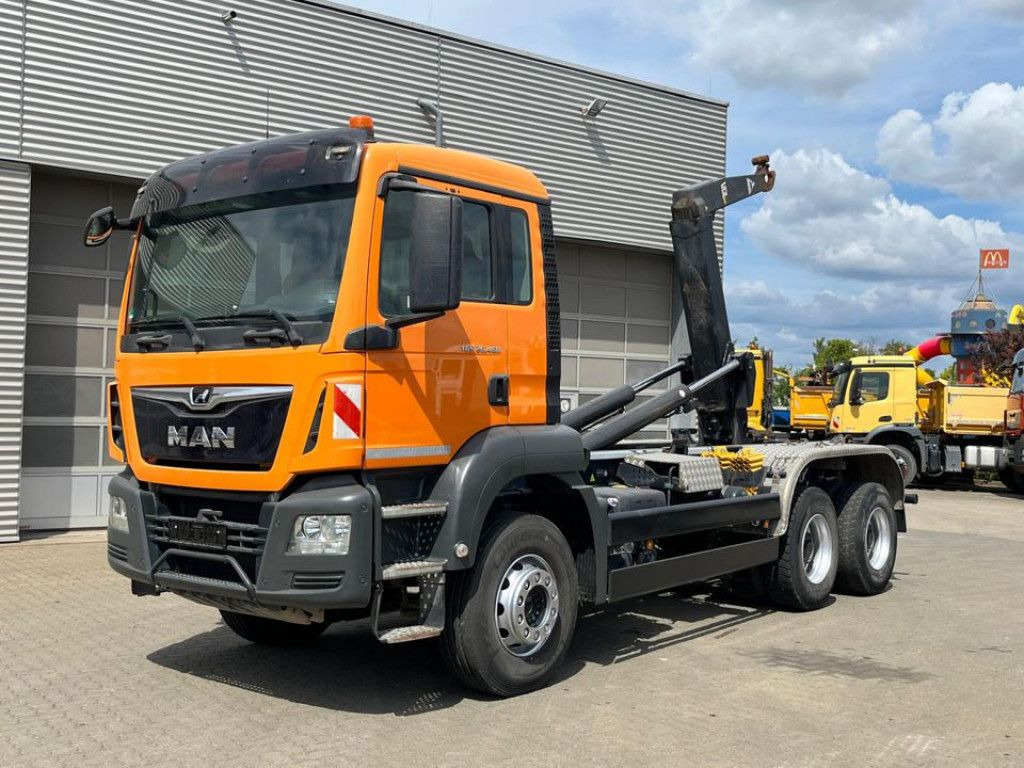MAN TG-S 26.460 6x4 BB Abrollkipper kurzer Radstand - شاحنة ذات خطاف: صورة 1 MAN TG-S 26.460 6x4 BB Abrollkipper kurzer Radstand - شاحنة ذات خطاف: صورة 1
