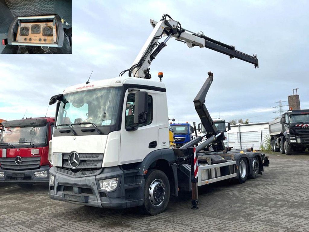 MERCEDES-BENZ Antos 2543 L 6x2 Abrollkipper mit Kran Funk+Greiferst. - شاحنة ذات خطاف, شاحنة كرين: صورة 1 MERCEDES-BENZ Antos 2543 L 6x2 Abrollkipper mit Kran Funk+Greiferst. - شاحنة ذات خطاف, شاحنة كرين: صورة 1