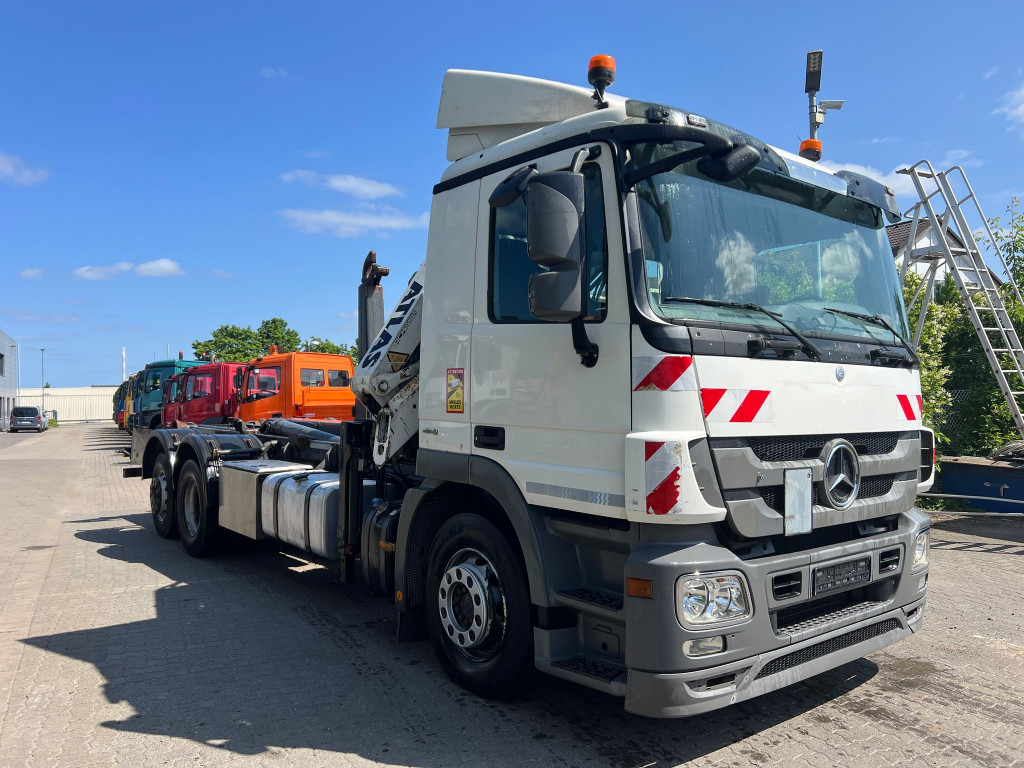 MERCEDES-BENZ Mercedes-Benz Actros Abrollkipper mit Kran 2541 L 6x2 Funk+Greiferst - شاحنة ذات خطاف, شاحنة كرين: صورة 2 MERCEDES-BENZ Mercedes-Benz Actros Abrollkipper mit Kran 2541 L 6x2 Funk+Greiferst - شاحنة ذات خطاف, شاحنة كرين: صورة 2