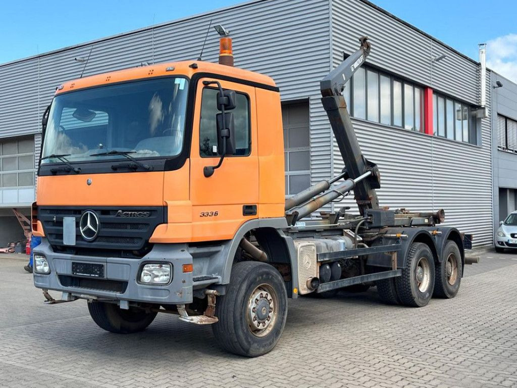 Mercedes-Benz Actros 3336 AK 6x6 Abrollkipper org. nur 84TKM - شاحنة ذات خطاف: صورة 1 Mercedes-Benz Actros 3336 AK 6x6 Abrollkipper org. nur 84TKM - شاحنة ذات خطاف: صورة 1