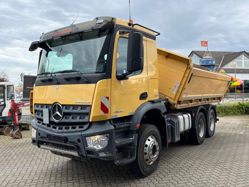 Mercedes-Benz Arocs 2643 K 6x4 3-Achs Kipper Blatt/Blatt, AP A - شاحنة قلاب: صورة 1 Mercedes-Benz Arocs 2643 K 6x4 3-Achs Kipper Blatt/Blatt, AP A - شاحنة قلاب: صورة 1