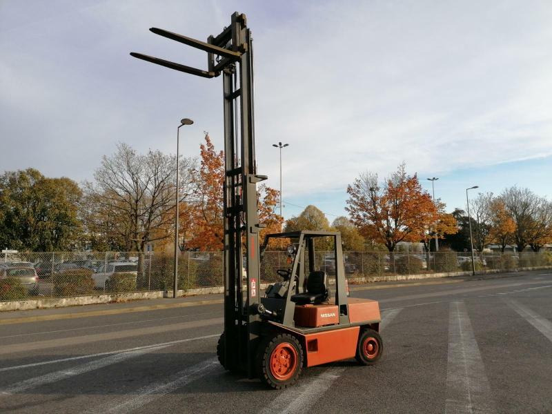 Nissan EGH02A30U - رافعة شوكية ديزل: صورة 3 Nissan EGH02A30U - رافعة شوكية ديزل: صورة 3