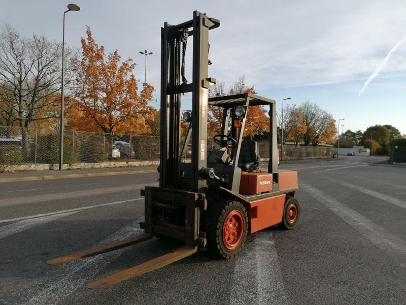Nissan EGH02A30U - رافعة شوكية ديزل: صورة 2 Nissan EGH02A30U - رافعة شوكية ديزل: صورة 2