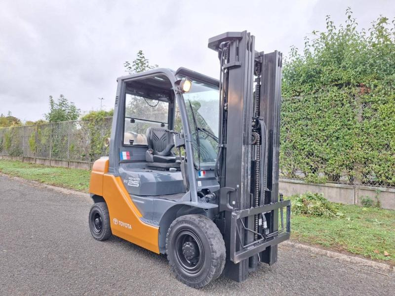 Toyota 028FGF25 - رافعة شوكية تعمل بالغاز: صورة 2 Toyota 028FGF25 - رافعة شوكية تعمل بالغاز: صورة 2