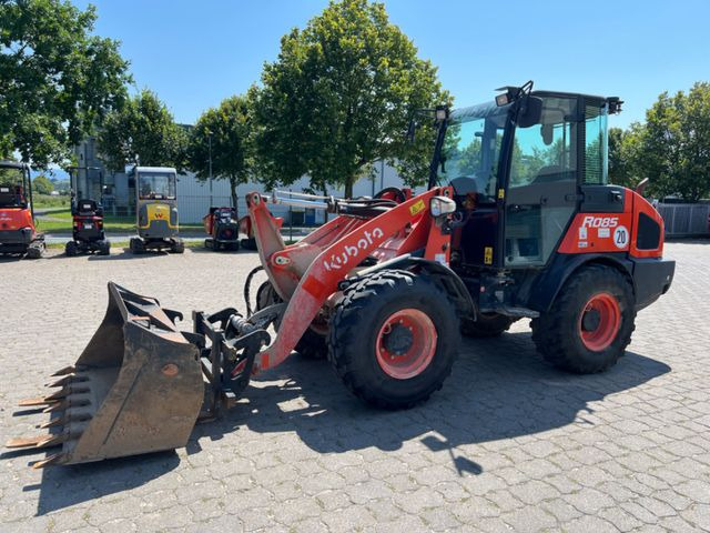 Kubota R 085, Bj 19, 1950 BH, SWE, Schaufel, Gabel - اللودر بعجل: صورة 1 Kubota R 085, Bj 19, 1950 BH, SWE, Schaufel, Gabel - اللودر بعجل: صورة 1