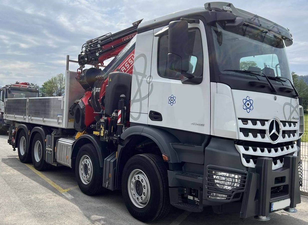 MERCEDES-BENZ Hiab Palfinger Fassi F990-8 JIB-6 - شاحنة كرين: صورة 1 MERCEDES-BENZ Hiab Palfinger Fassi F990-8 JIB-6 - شاحنة كرين: صورة 1