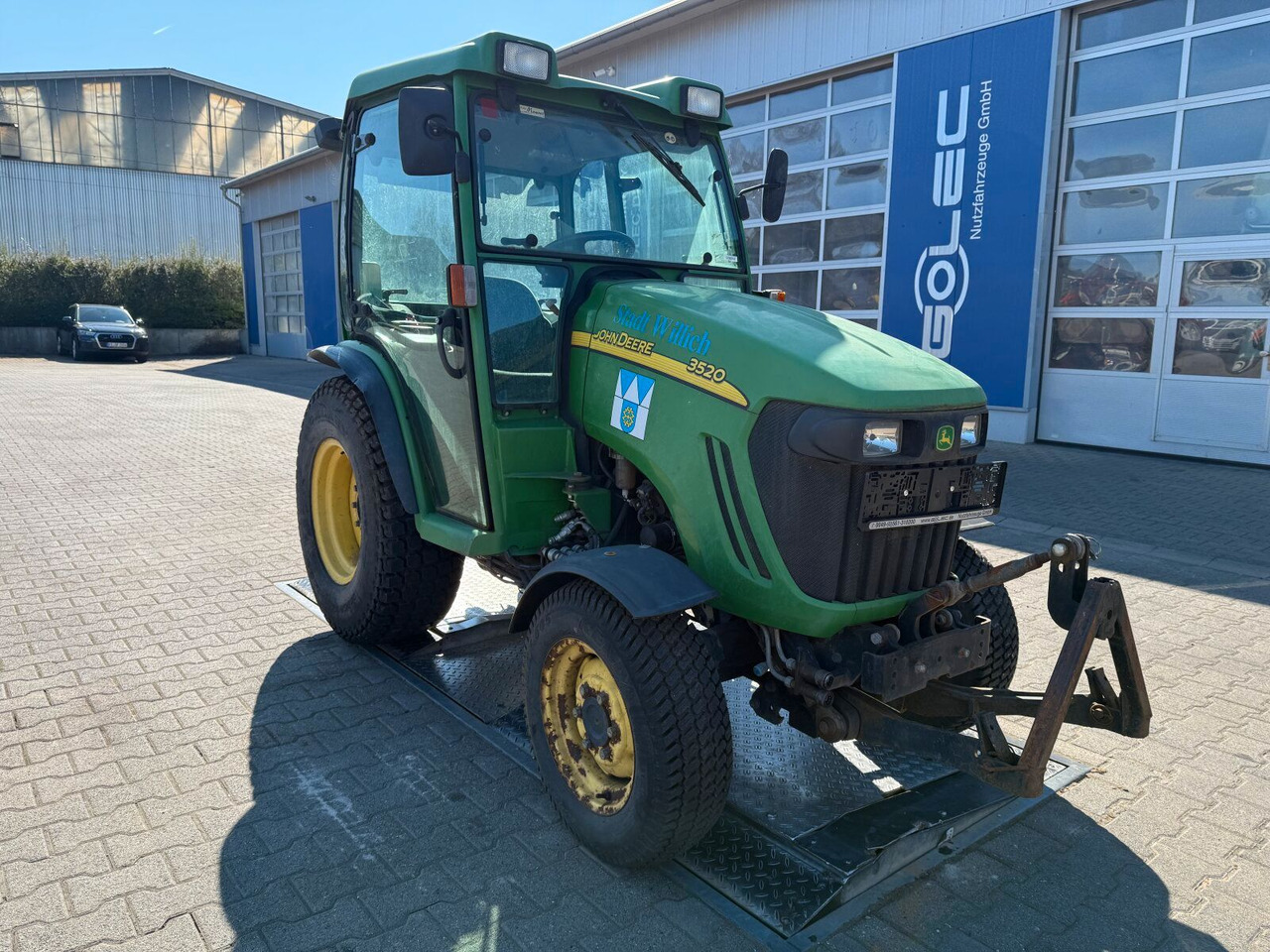 John Deere 3520 Kommunaltrak. Frontkraftheber Kuppeldreieck - جرار: صورة 1 John Deere 3520 Kommunaltrak. Frontkraftheber Kuppeldreieck - جرار: صورة 1