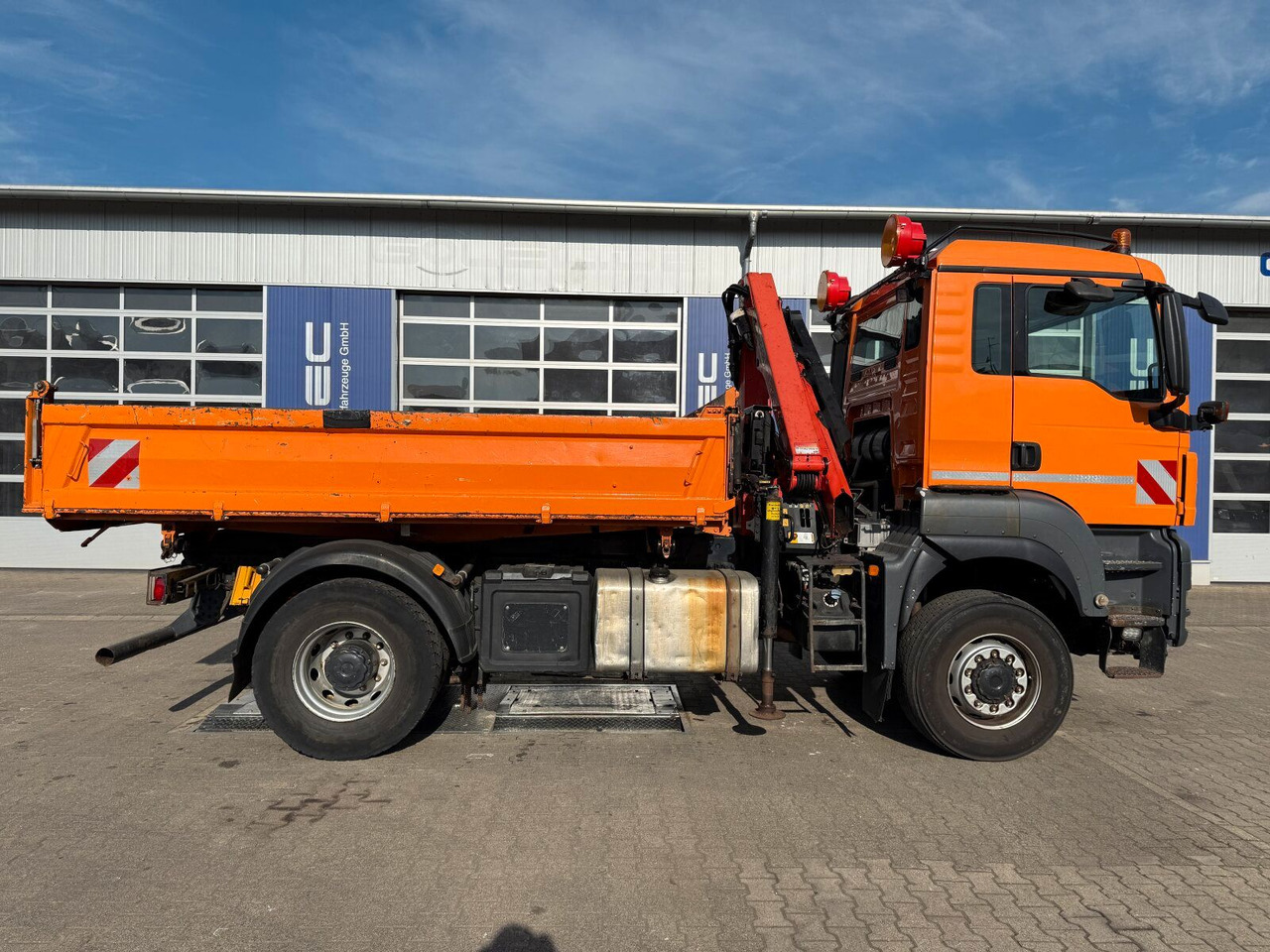 MAN TGA 18.360 4x4 Dreiseiten-Kipper Kran PALFINGER - شاحنة قلاب, شاحنة كرين: صورة 2 MAN TGA 18.360 4x4 Dreiseiten-Kipper Kran PALFINGER - شاحنة قلاب, شاحنة كرين: صورة 2