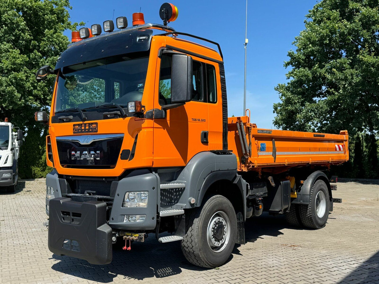 MAN TGS 18.320 4x4 BL Euro 6 Kipper + Winterdienst - شاحنة قلاب: صورة 2 MAN TGS 18.320 4x4 BL Euro 6 Kipper + Winterdienst - شاحنة قلاب: صورة 2