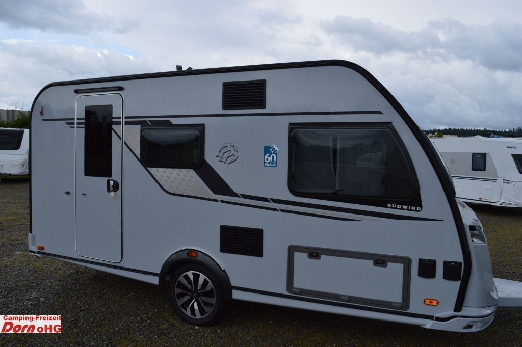Knaus Südwind 420 QD 60 YEARS Kühlschrank 142l - كرفان سحب: صورة 1 Knaus Südwind 420 QD 60 YEARS Kühlschrank 142l - كرفان سحب: صورة 1