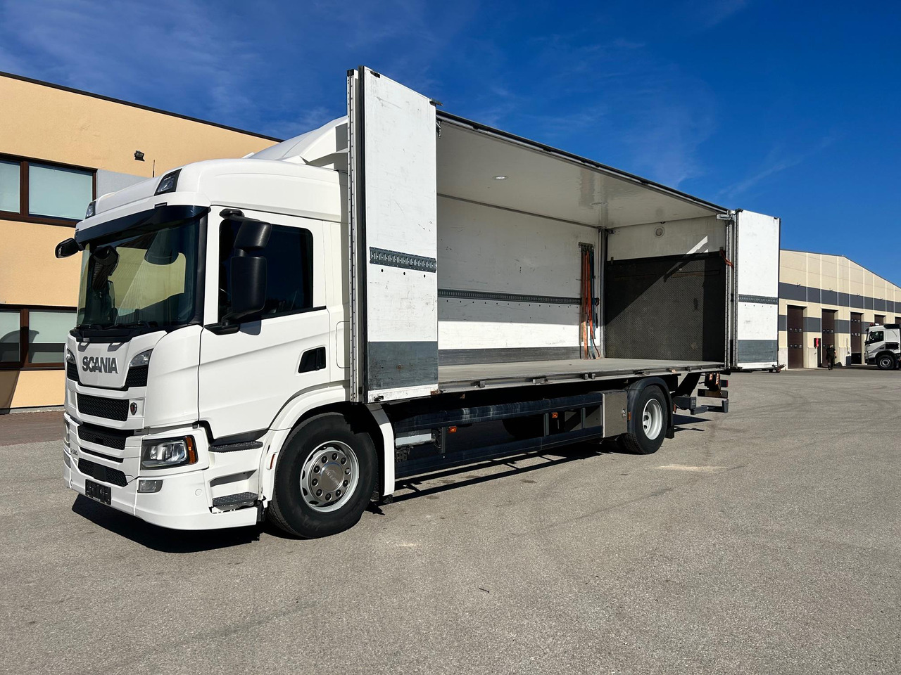 SCANIA P320 - شاحنة مقفلة: صورة 2 SCANIA P320 - شاحنة مقفلة: صورة 2