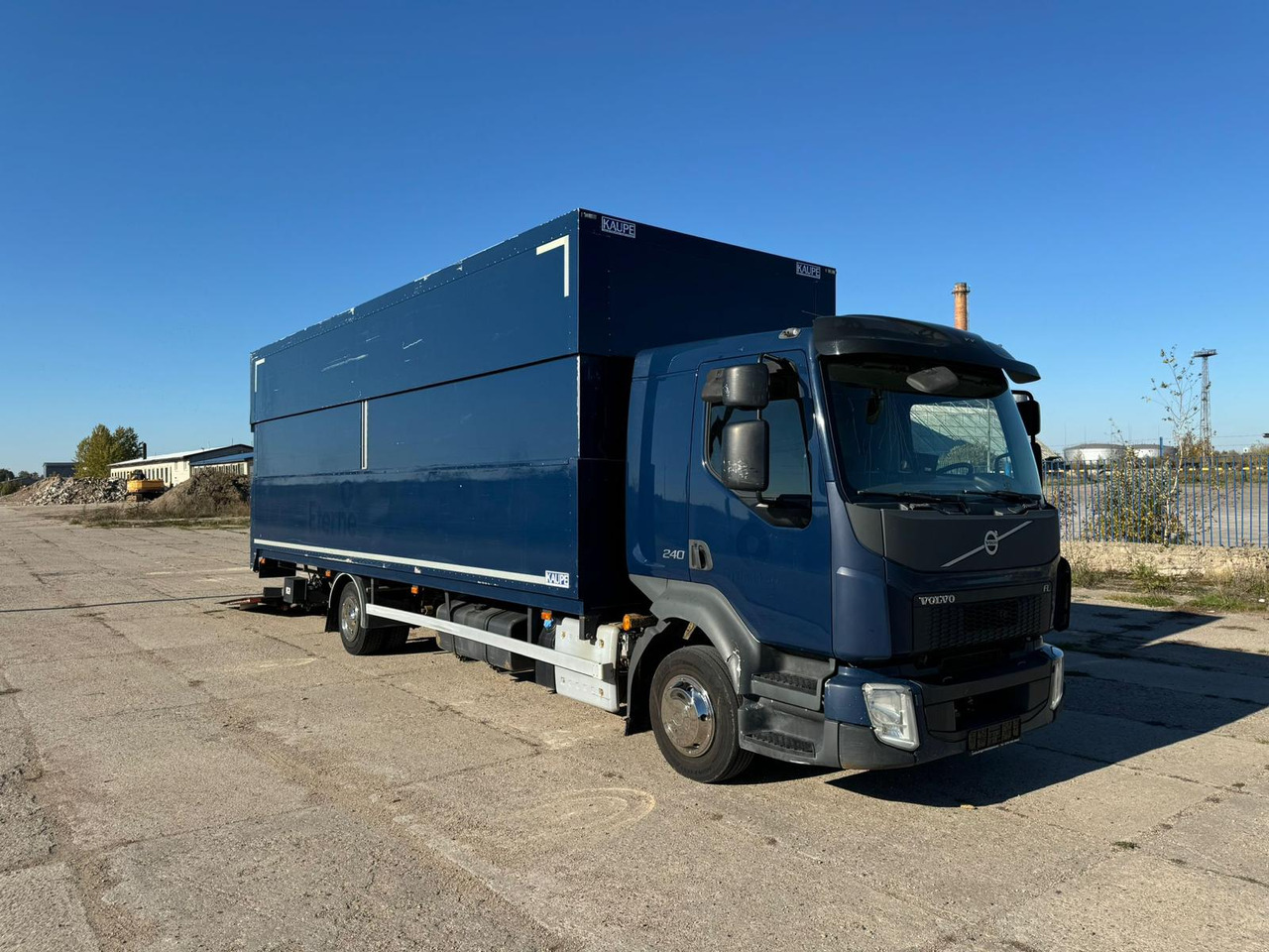 VOLVO FL 240 - شاحنة مقفلة: صورة 1 VOLVO FL 240 - شاحنة مقفلة: صورة 1