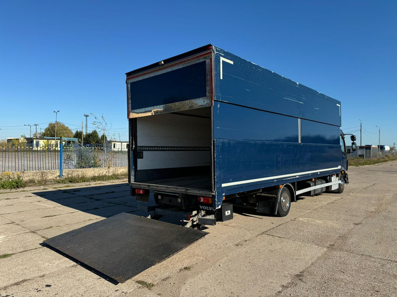 VOLVO FL 240 - شاحنة مقفلة: صورة 3 VOLVO FL 240 - شاحنة مقفلة: صورة 3