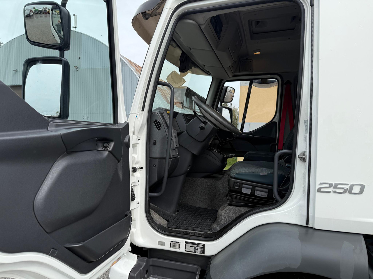 VOLVO FL250 - شاحنة مقفلة: صورة 4 VOLVO FL250 - شاحنة مقفلة: صورة 4