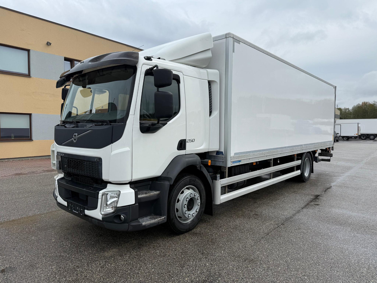 VOLVO FL250 - شاحنة مقفلة: صورة 2 VOLVO FL250 - شاحنة مقفلة: صورة 2