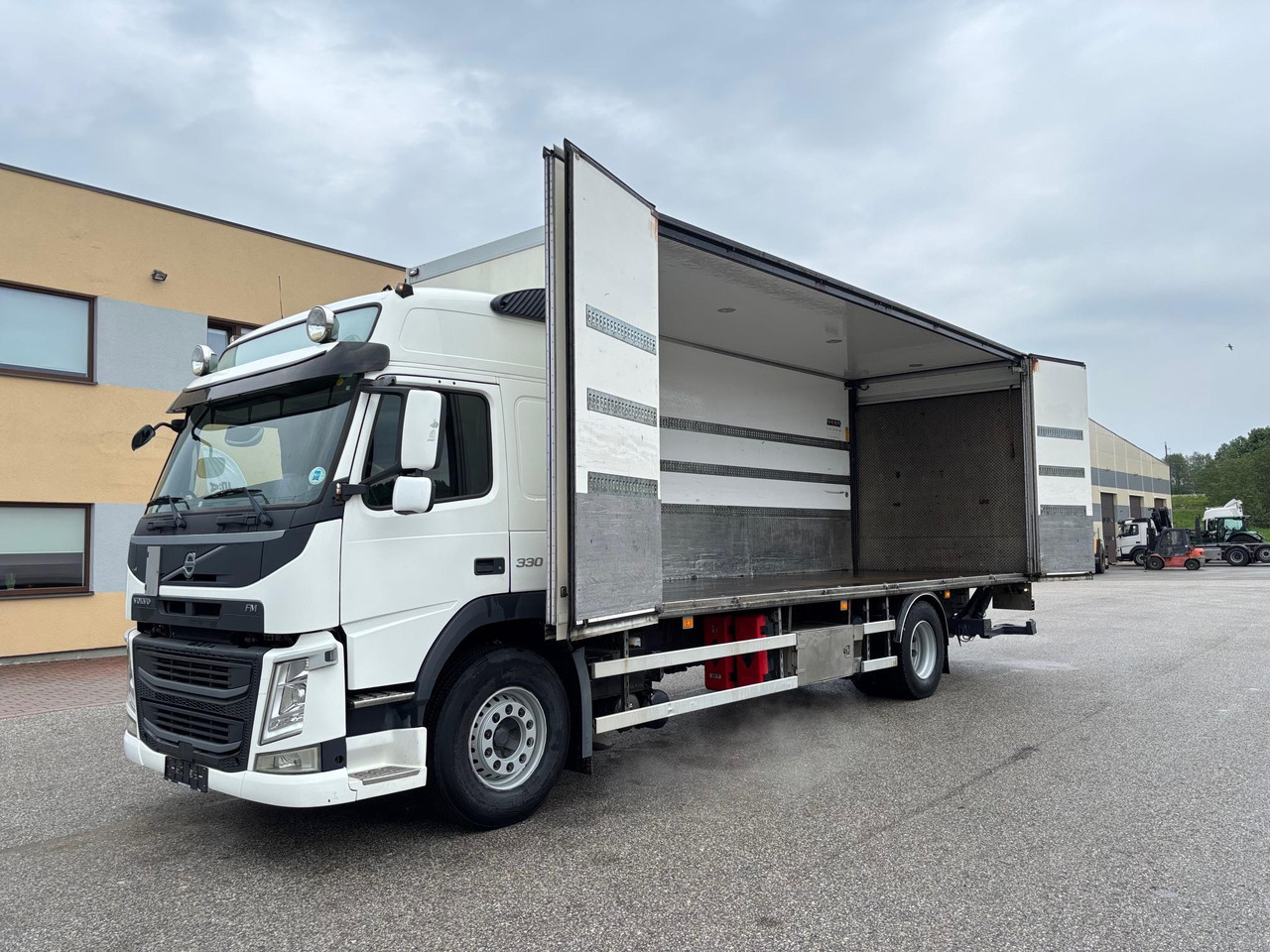 VOLVO FM330 - شاحنة مقفلة: صورة 4 VOLVO FM330 - شاحنة مقفلة: صورة 4