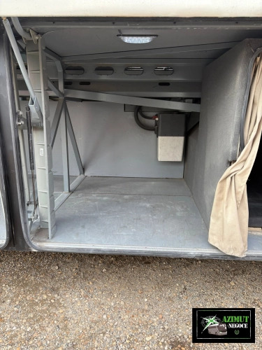 Mercedes - مركبة كوتش: صورة 1 Mercedes - مركبة كوتش: صورة 1