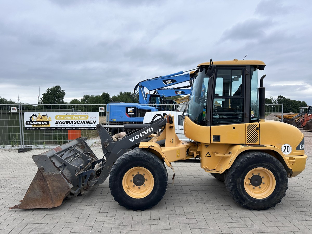 VOLVO L 30 B PRO 3er Kreis Klappschaufel+Palettengabel - اللودر بعجل: صورة 1 VOLVO L 30 B PRO 3er Kreis Klappschaufel+Palettengabel - اللودر بعجل: صورة 1