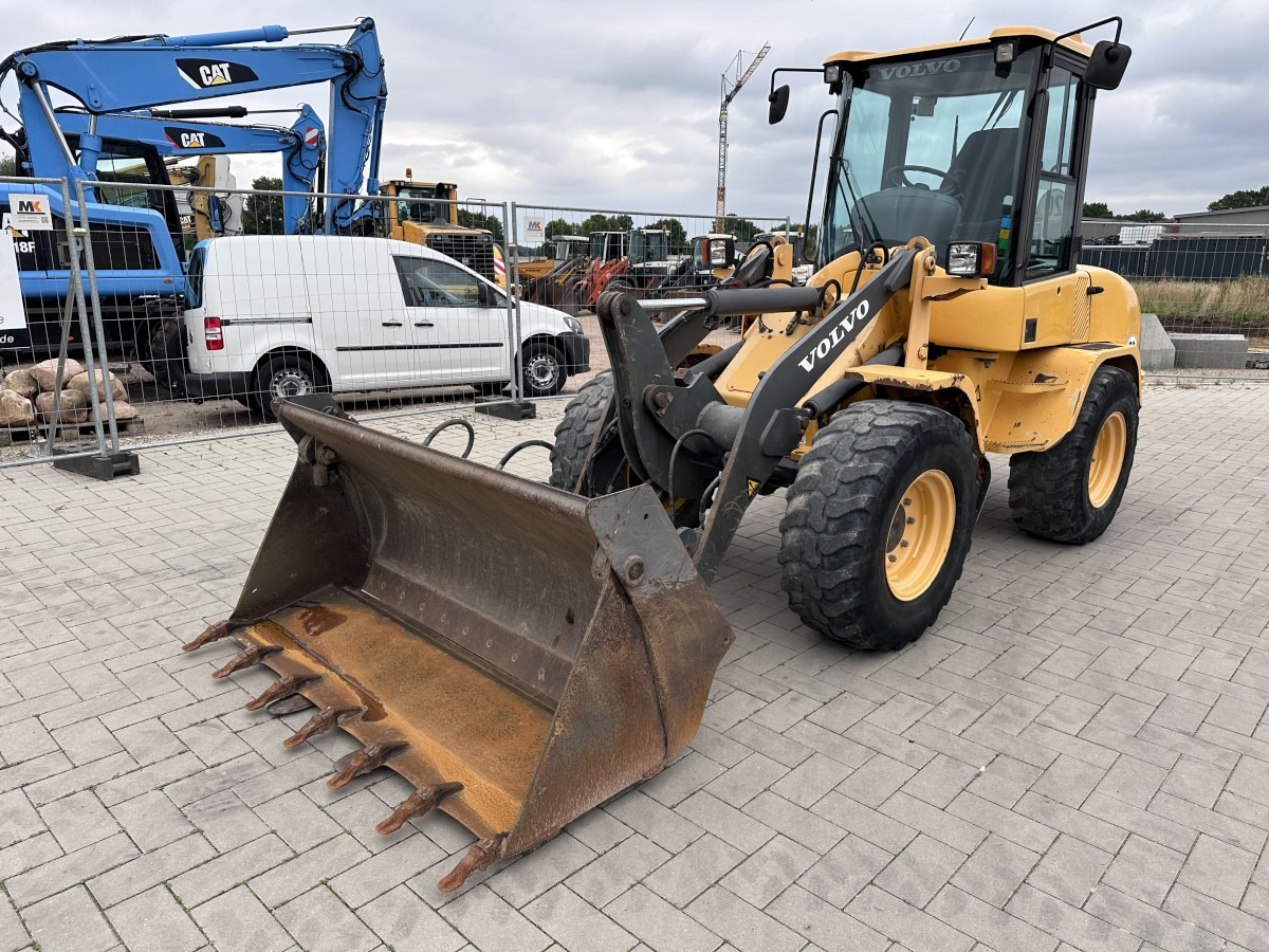 VOLVO L 30 B PRO 3er Kreis Klappschaufel+Palettengabel - اللودر بعجل: صورة 3 VOLVO L 30 B PRO 3er Kreis Klappschaufel+Palettengabel - اللودر بعجل: صورة 3