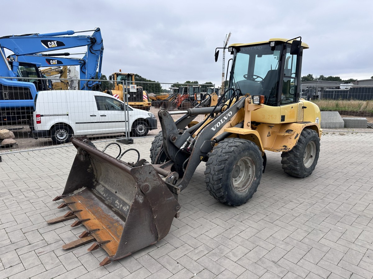 VOLVO L 30 B PRO 3er Kreis Klappschaufel+Palettengabel - اللودر بعجل: صورة 3 VOLVO L 30 B PRO 3er Kreis Klappschaufel+Palettengabel - اللودر بعجل: صورة 3